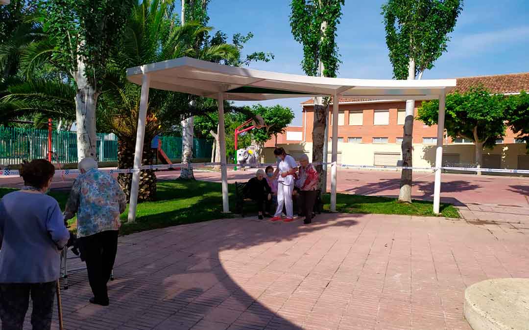 Usuarios de la residencia Adolfo Suárez paseando en el parque cercano al centro.