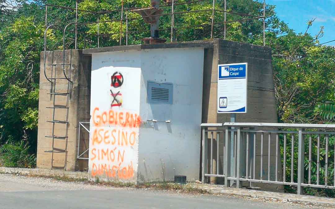 Pintadas en una de las casetas de propiedad privada de Endesa, a la entrada del barrio de Pescadores. Imagen: Miguel Lorén.