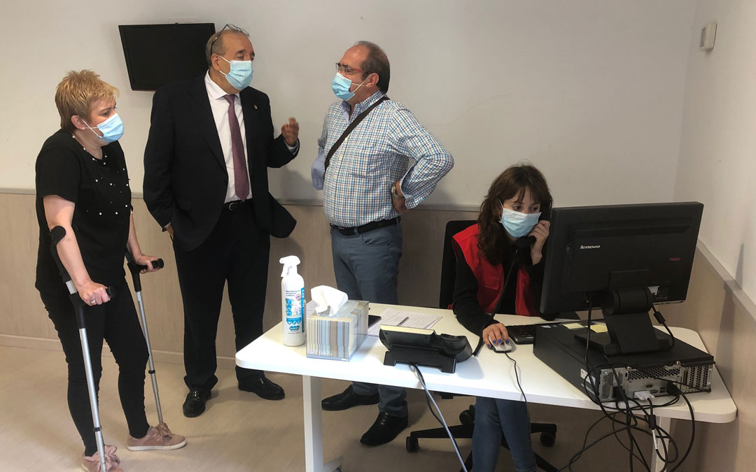 El presidente de la DPT, Manuel Rando, en su visita a la Cruz Roja en Teruel