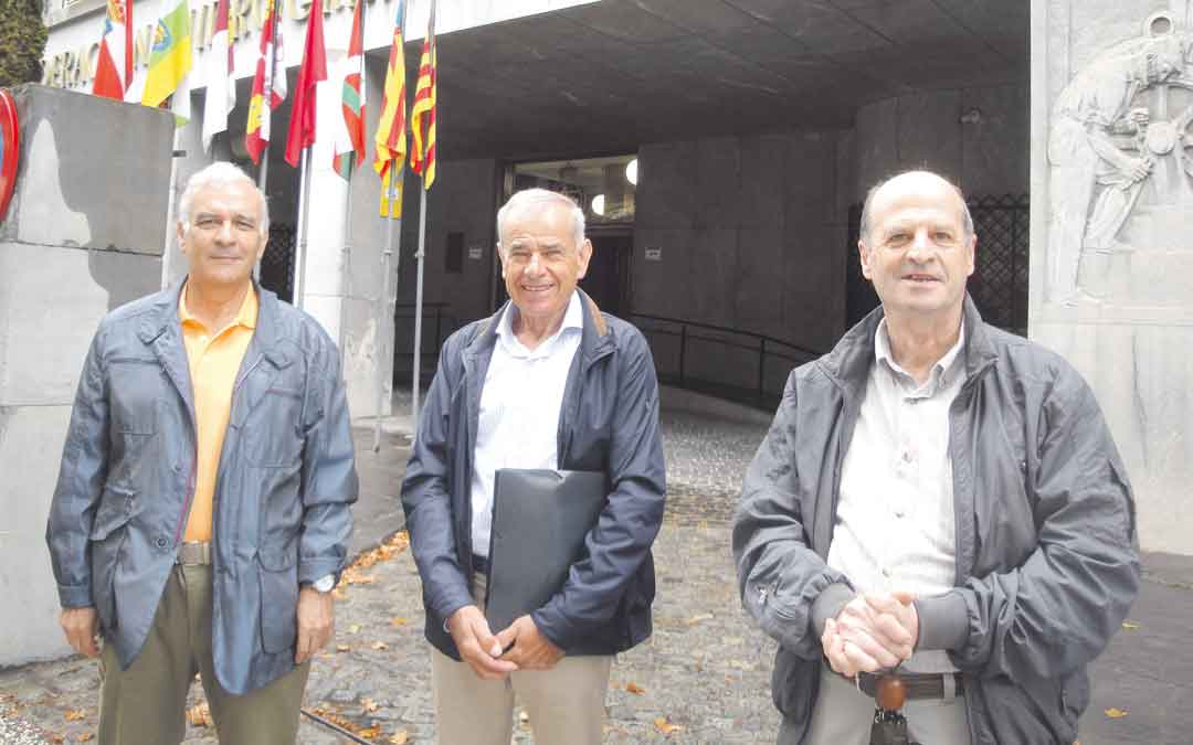 Miembros de Repavalde entregando las firmas en la CHE