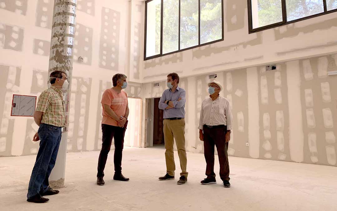 Visita a la residencia de ATADI en Alcañiz con el alcalde y responsables de la entidad / Ayto. Alcañiz