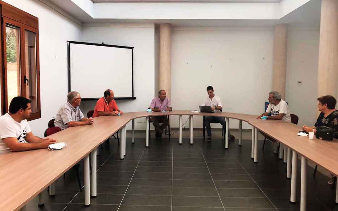 Los seis alcaldes de los pueblos de la Comarca del Bajo Aragón-Caspe y el secretario, reunidos este martes por la tarde.