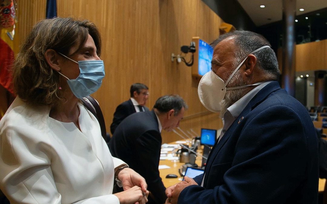 Herminio Sancho, junto a Teresa Ribera./LA COMARCA