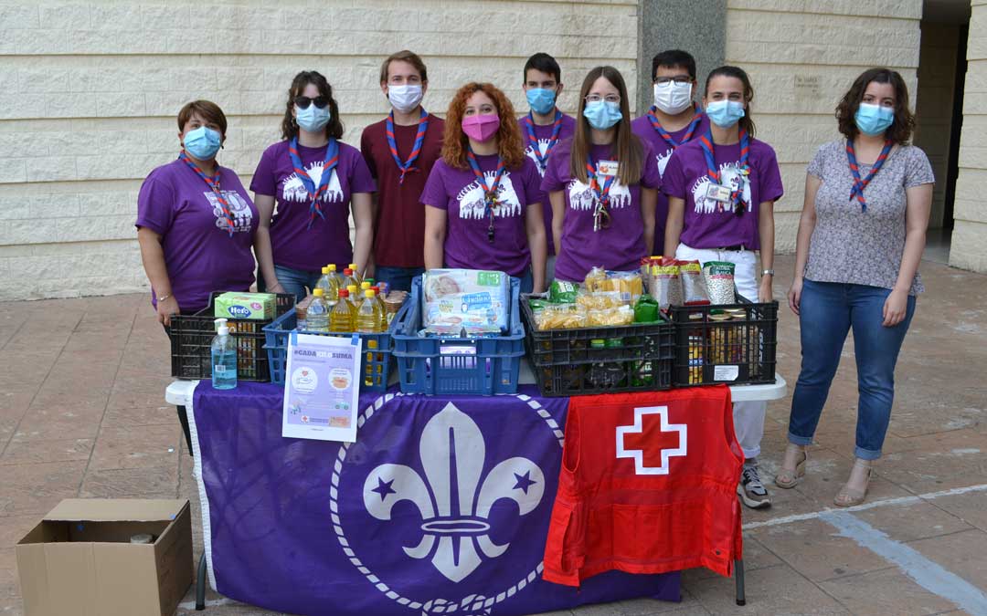 Voluntarios scouts de Alcañiz que han participado en la recogida de alimentos