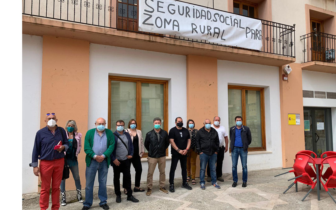 Participantes en la rueda de prensa de este jueves, frente a la oficina de Montalbán./LA COMARCA