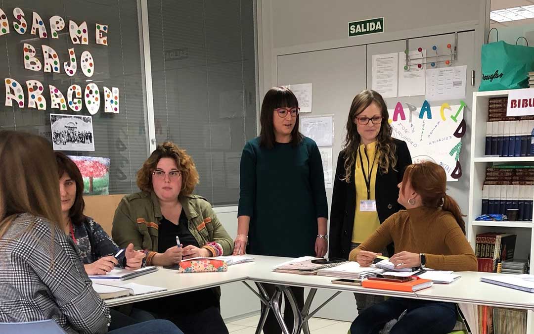 La diputada delegada de Bienestar Social e Igualdad, Susana Traver, en una visita a la asociación ASAPME Bajo Aragón./ DPT