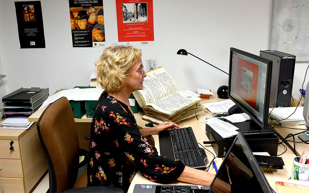 La responsable técnica del Archivo alcañizano, Teresa Thomson./ Ayto. de Alcañiz