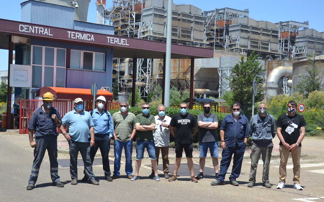 Trabajadores de la Central este lunes en la puerta cuando terminó el turno de mañana / María Quílez