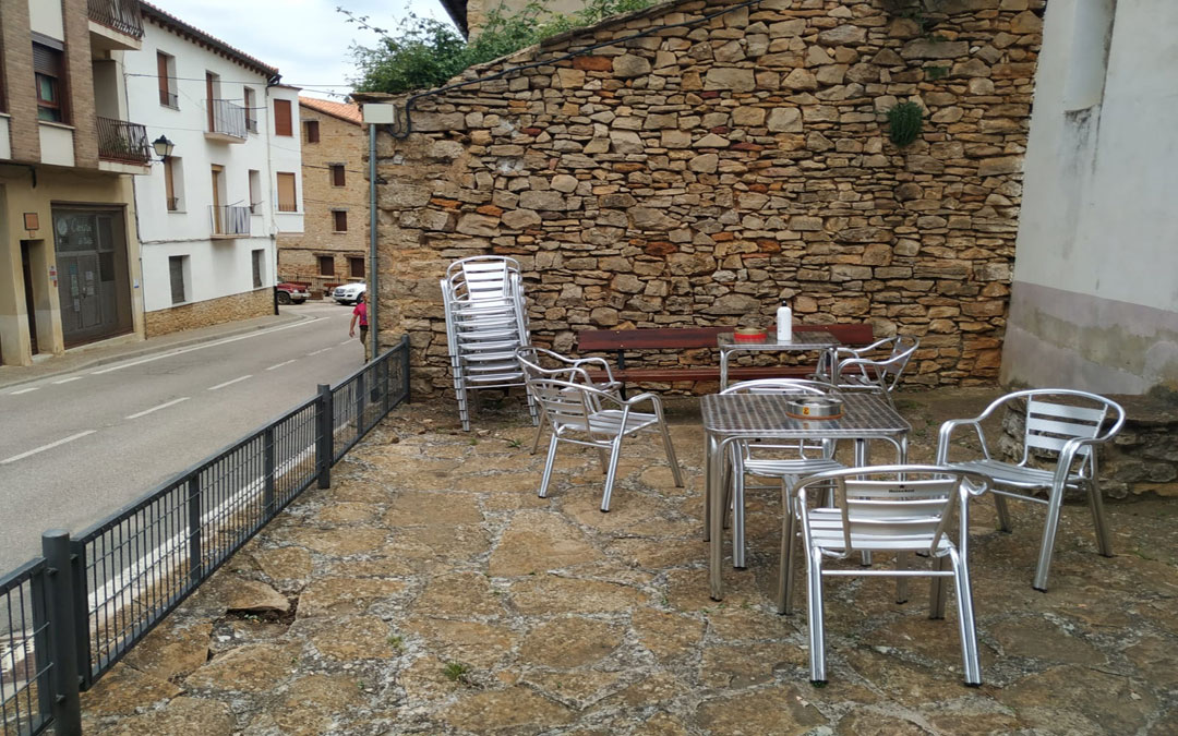 Una terraza en la Iglesuela del Cid./LA COMARCA
