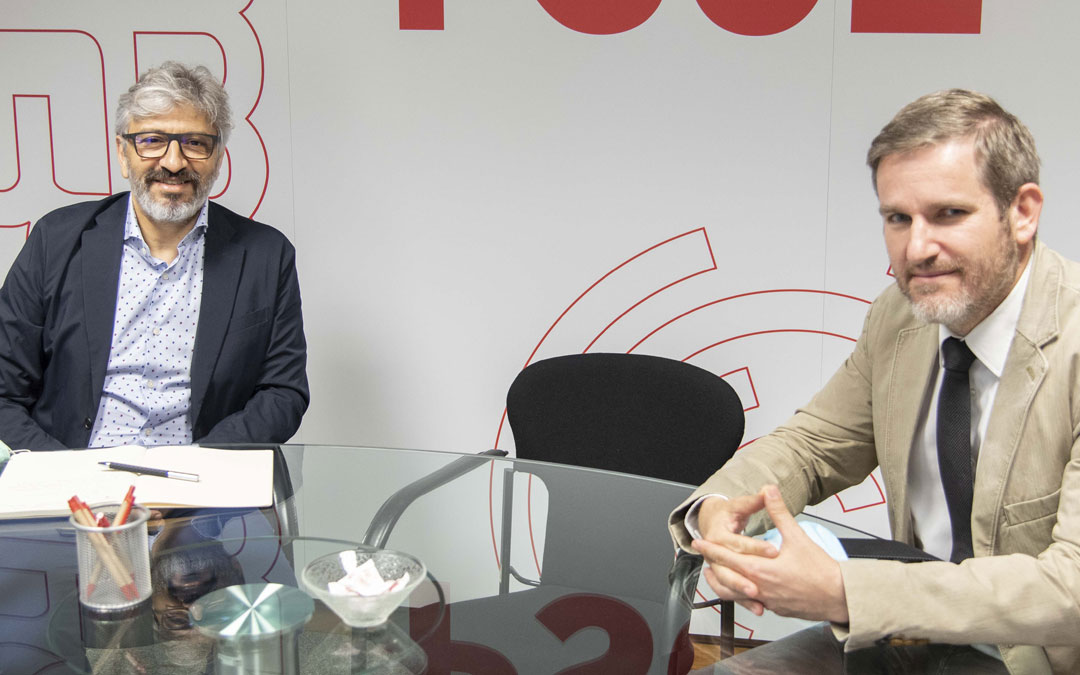 El exjugador del Real Zaragoza, Nayim, junto al alcalde de Alcañiz, Ignacio Urquizu