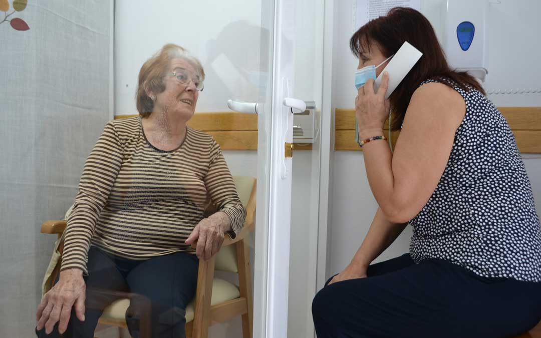 Visita a una residente de la Residencia Alcañiz el domingo por la mañana