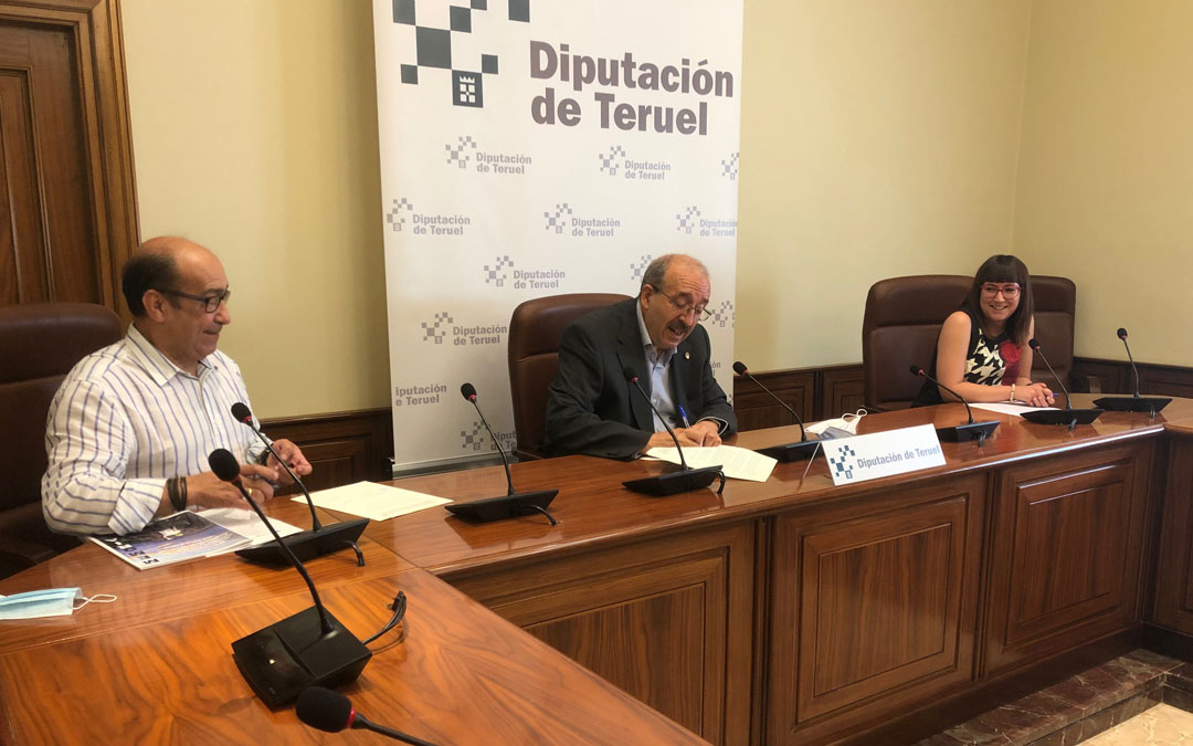 El presidente de ABATTAR, Manuel Martín, el presidente de la DPT, Manuel Rando, y la diputada delegada de Bienestar Social, Susana Traver, durante la firma del convenio./DPT
