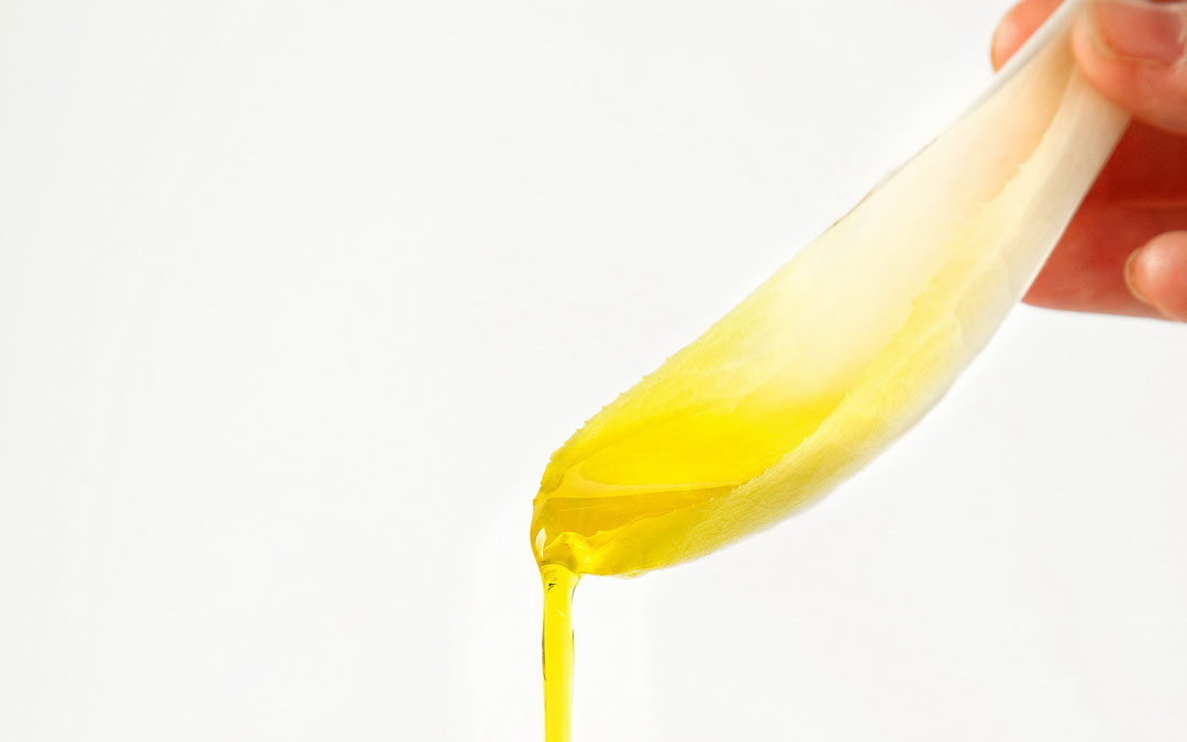 La cata de los aceites la realiza un jurado internacional./LA COMARCA