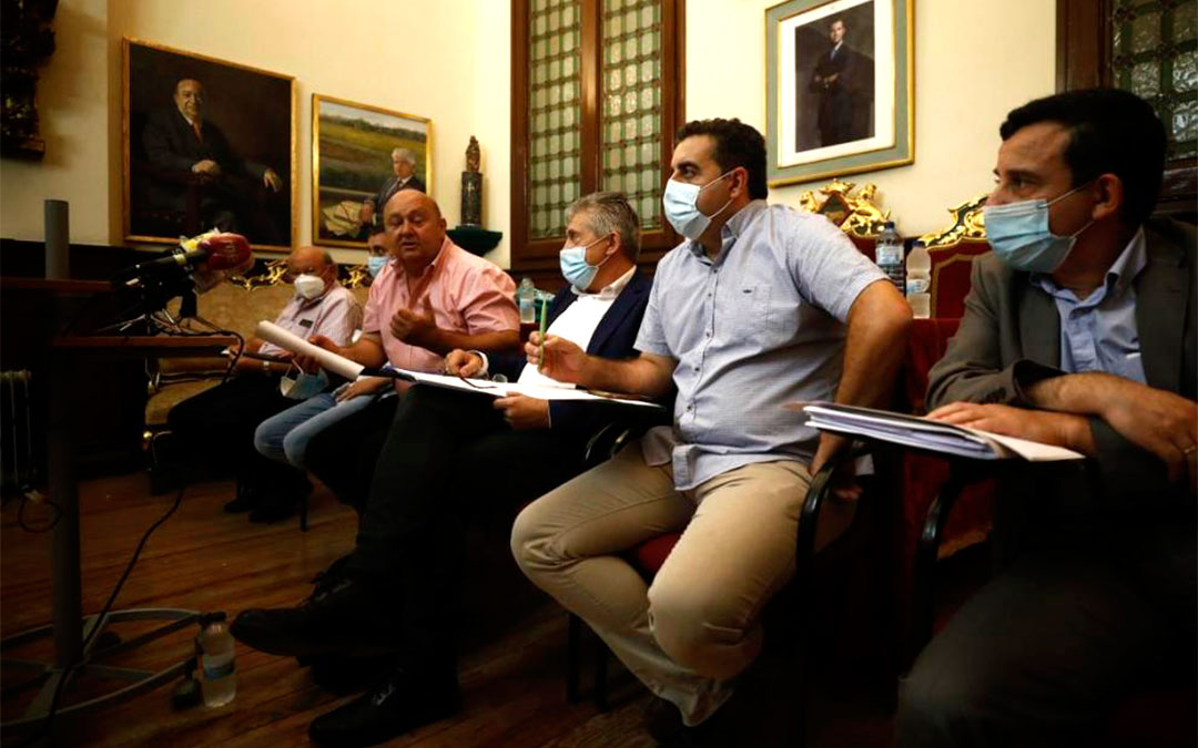 Los responsables de las seis organizaciones que han constituido Agrica. En primer plano José Manuel Roche, de UPA./ Oliver Duch-Heraldo