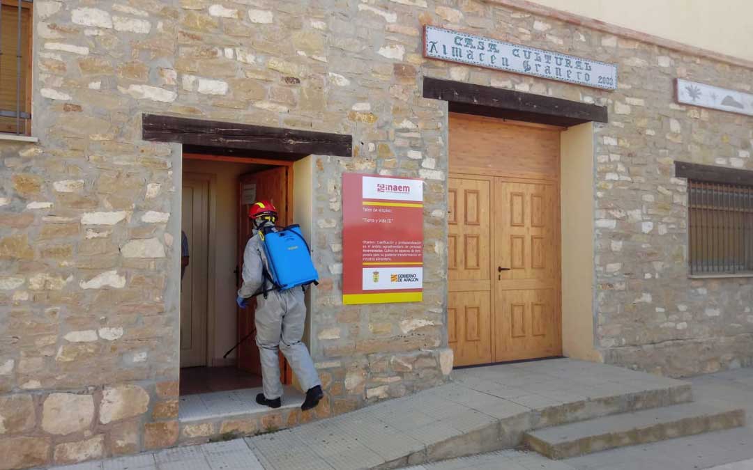 Los bomberos de Alcañiz han desinfectado el Ayuntamiento, la biblioteca y la conservera de alacón / Diputación de Teruel