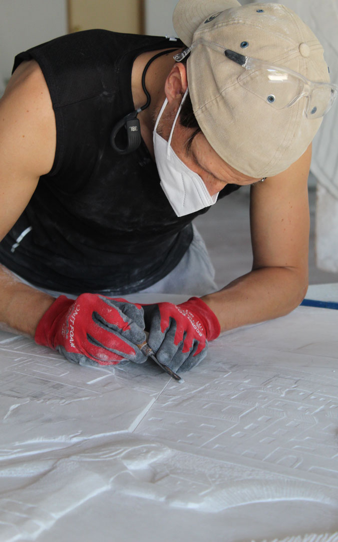 Adrián Arnau, dando forma a las ventanas de los edificios. / B. Severino