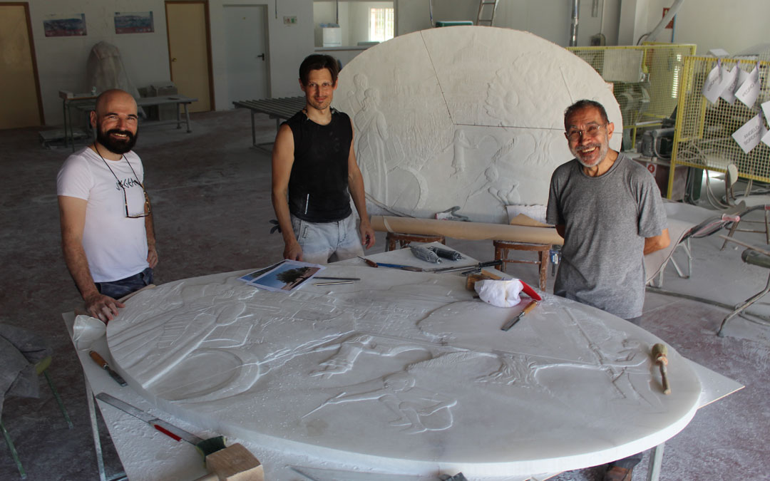 Los tres artistas posan en el CIDA en medio del proceso de talla. Sin mascarilla para la foto. / B. Severino