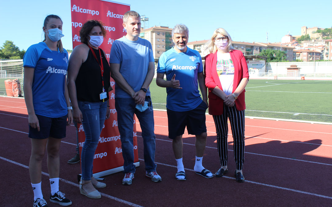 Teresa Rey (Zaragoza CFF), Nati Gisbert (Alcampo), el alcalde, Ignacio Urquizu; Nayim y la concejala de Juventud, Susana Mene en el mes de junio./ B. Severino