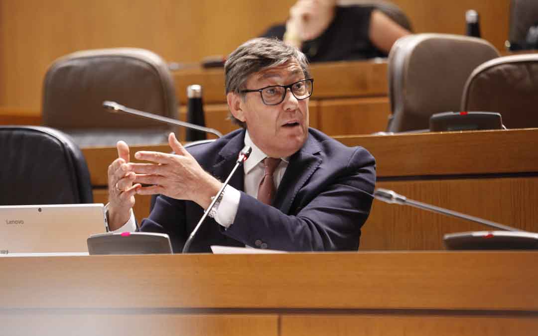 Arturo Aliaga compareciendo en las Cortes de Aragón