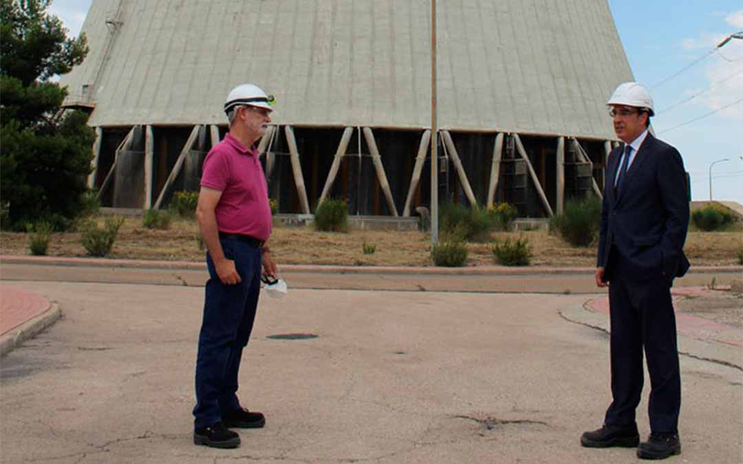 El director de la Central, Mariano Lacarta (izda.), junto al director de Endesa en Aragón, Ignacio Montaner, en la Central Térmica de Andorra. / B. Severino