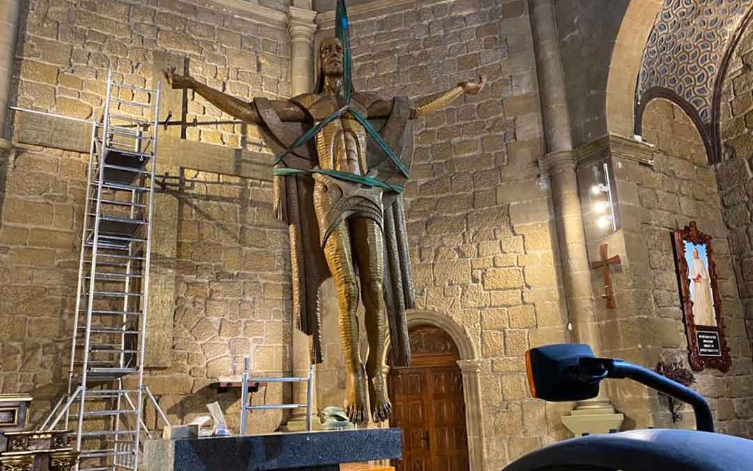 Se ha usado una grúa y andamios para bajar al Cristo del altar / Parroquia Andorra