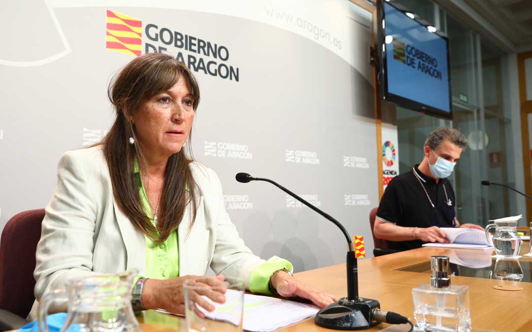 Desde hoy es obligatorio el uso de mascarilla en Aragón. En la imagen, vecinos de Caspe, este lunes / DGA
