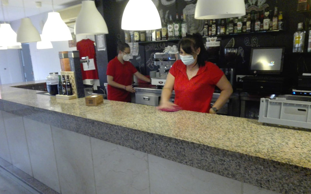 El único bar de Alacón, cierra este jueves durante 15 días «por precaución». En la imagen, limpiando este miércoles