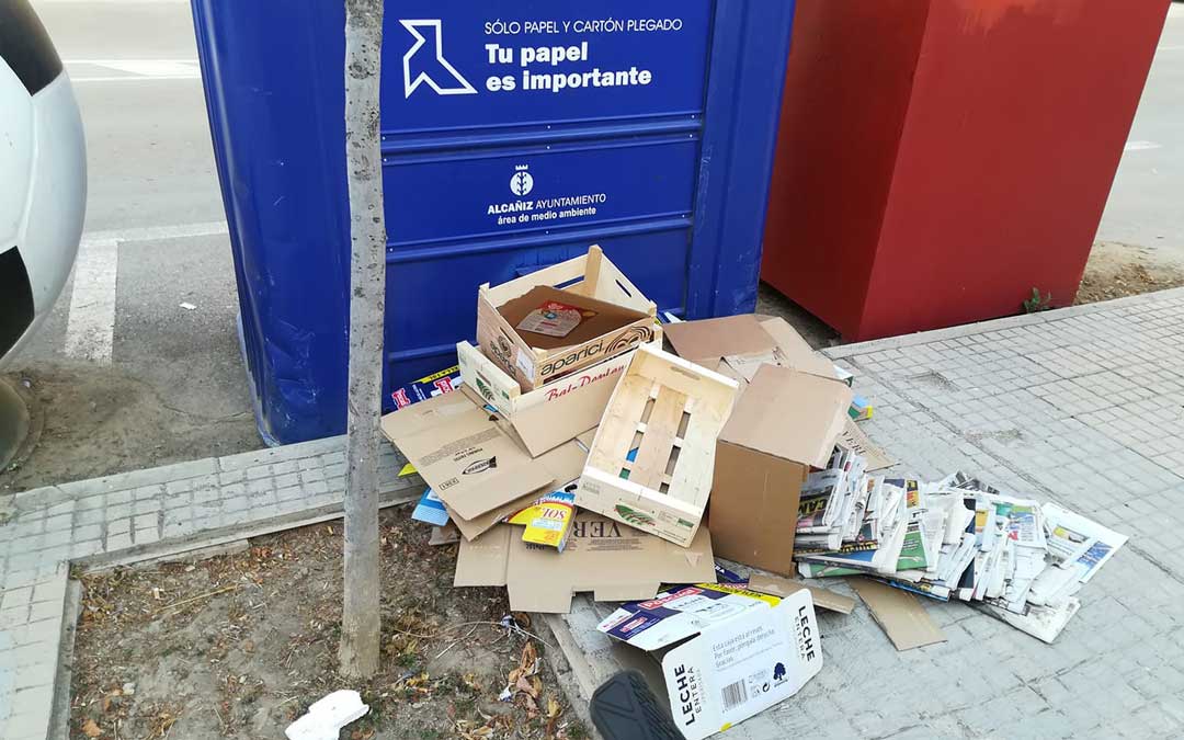 Foto de archivo de basura en una calle de Alcañiz / B.A.