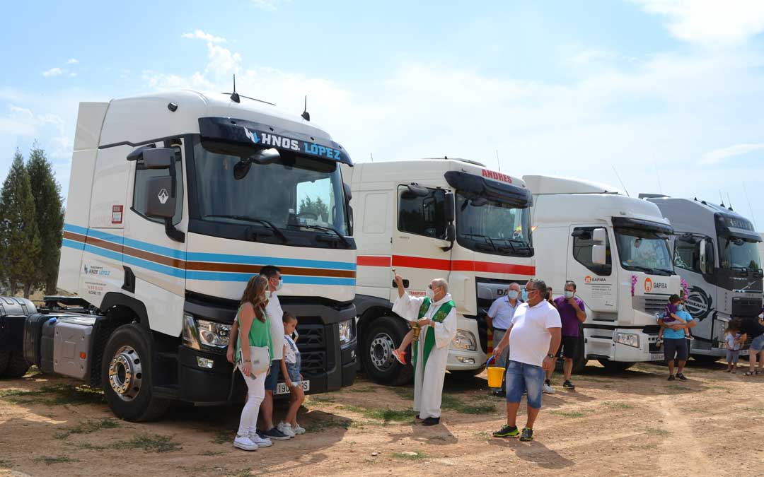 Bendición de vehículos en la explanada del Santuario de Pueyos de Alcañiz