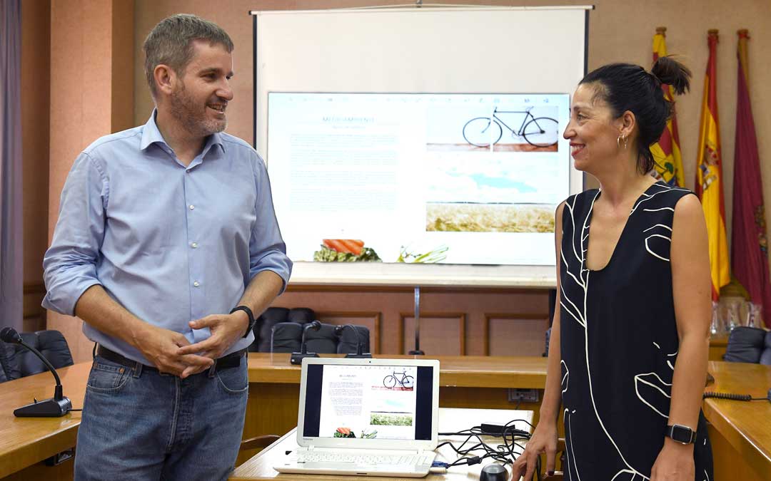 Urquizu y Milián en la presentación del Boletín municipal digital de Alcañiz / Ayto. Alcañiz
