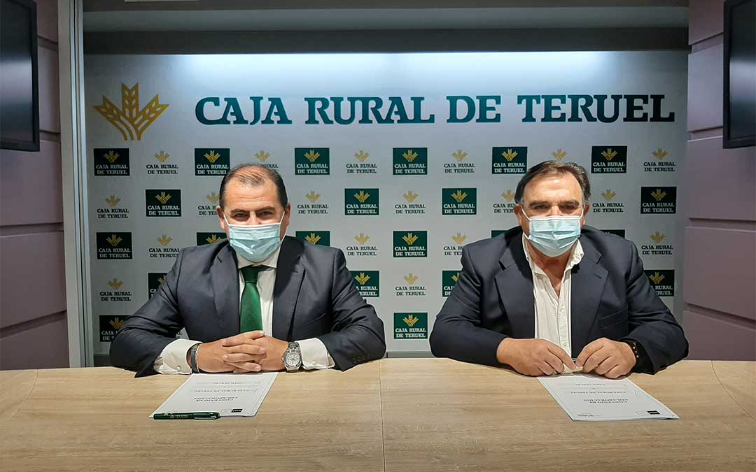 David Gutiérrez, director general de Caja Rural de Teruel y José Carlos Muniesa, el director de la UNED en Teruel,/ Caja Rural de Teruel