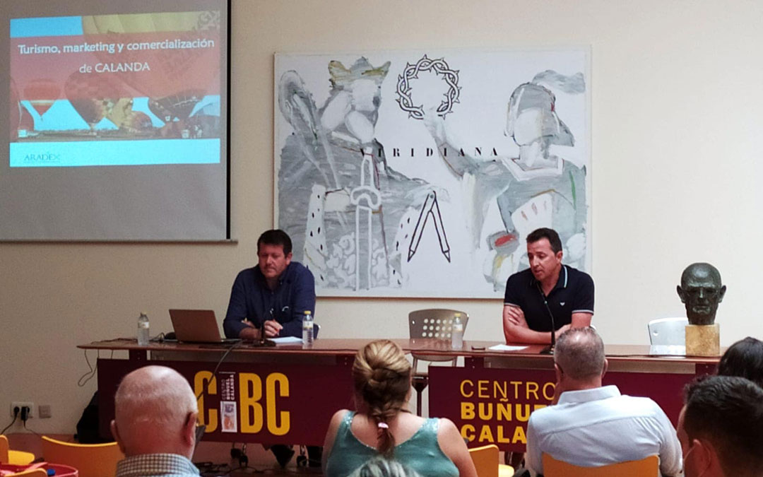 Marcos Ferrer y el alcalde, Alberto Herrero, en la conferencia en el CBC. / Ayto. Calanda