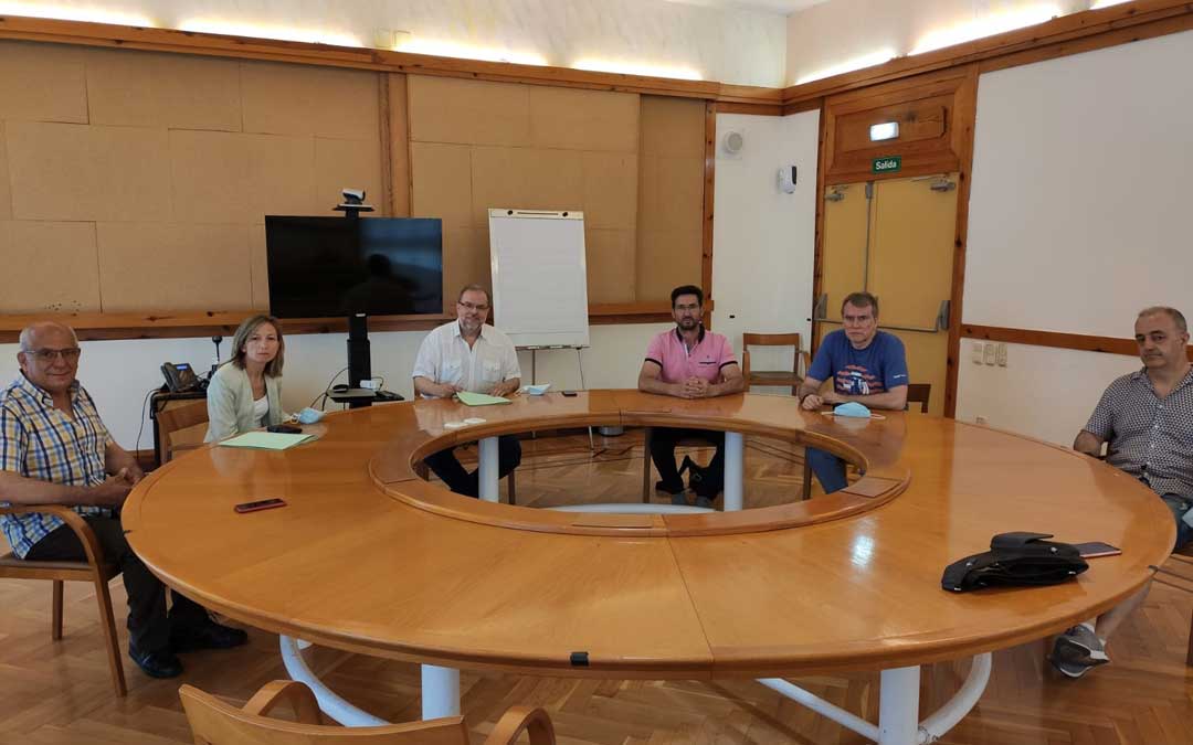 Reunión de Fuster con el vicepresidente de la Comarca del Bajo Aragón y los alcaldes de Torrevelilla, Belmonte de San José y La Cañada de Verich / DGA