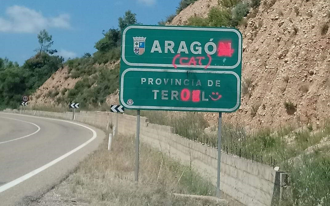 Se han realizado pintadas en el cartel en el límite provincial entre los términos municipales de Cretas y Arnes