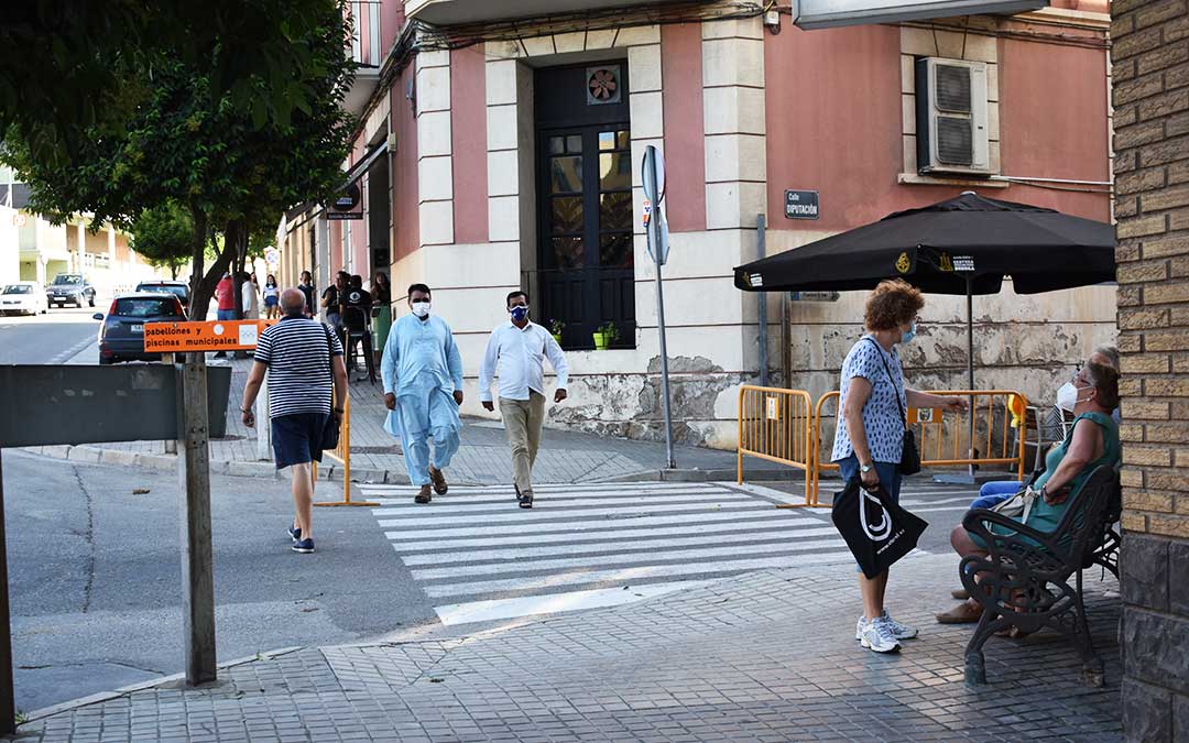 Vecinos de Caspe con mascarillas el lunes por la tarde.