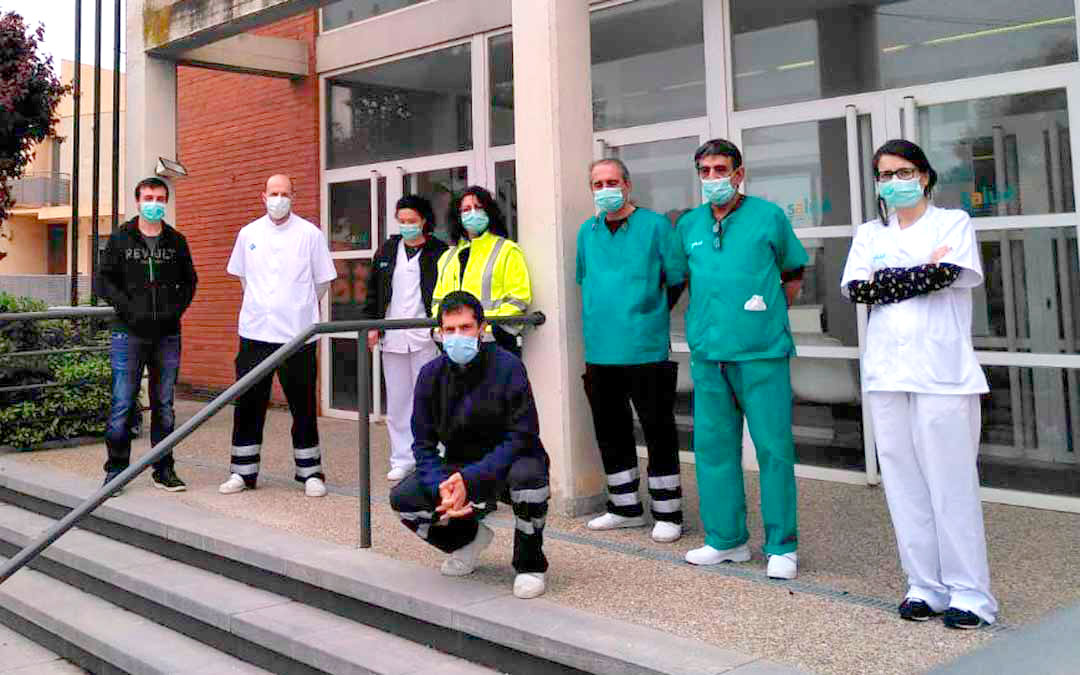 Imagen de archivo. Minuto de silencio en el centro de salud de Híjar por el médico fallecido durante la pandemia/ Maaszoom
