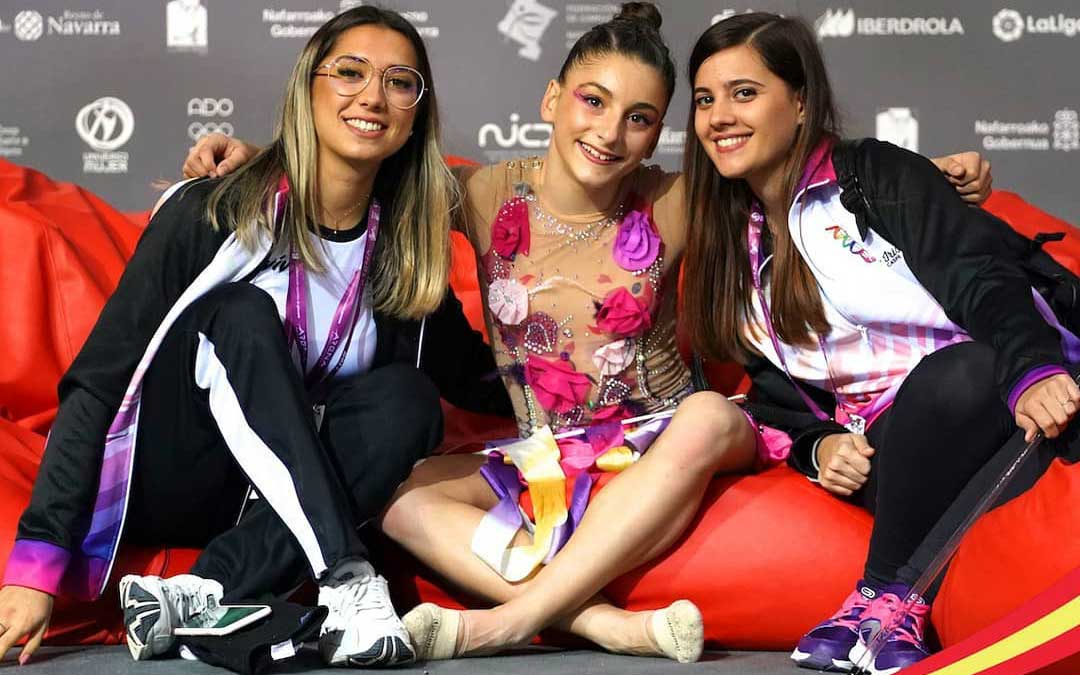 Inés Máñez, entrenadora del Club Arcoiris de Caspe, junto a Laura Mestre y Carolina Rodríguez en una competición de gimnasia rítmica./ L.C.