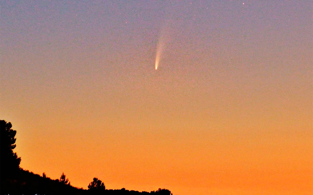 Fotografía del cometa Neowise desde el Monasterio del Olivar en Estercuel./ Fernando Ruiz