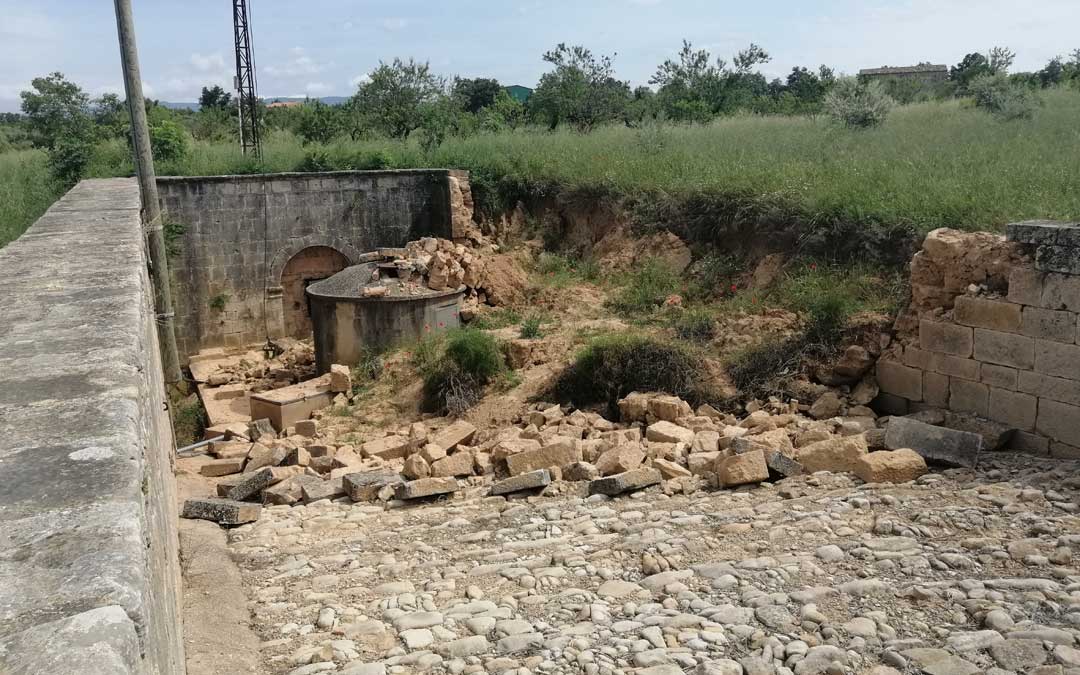 Uno de los principales muros de la fuente se vino abajo en enero