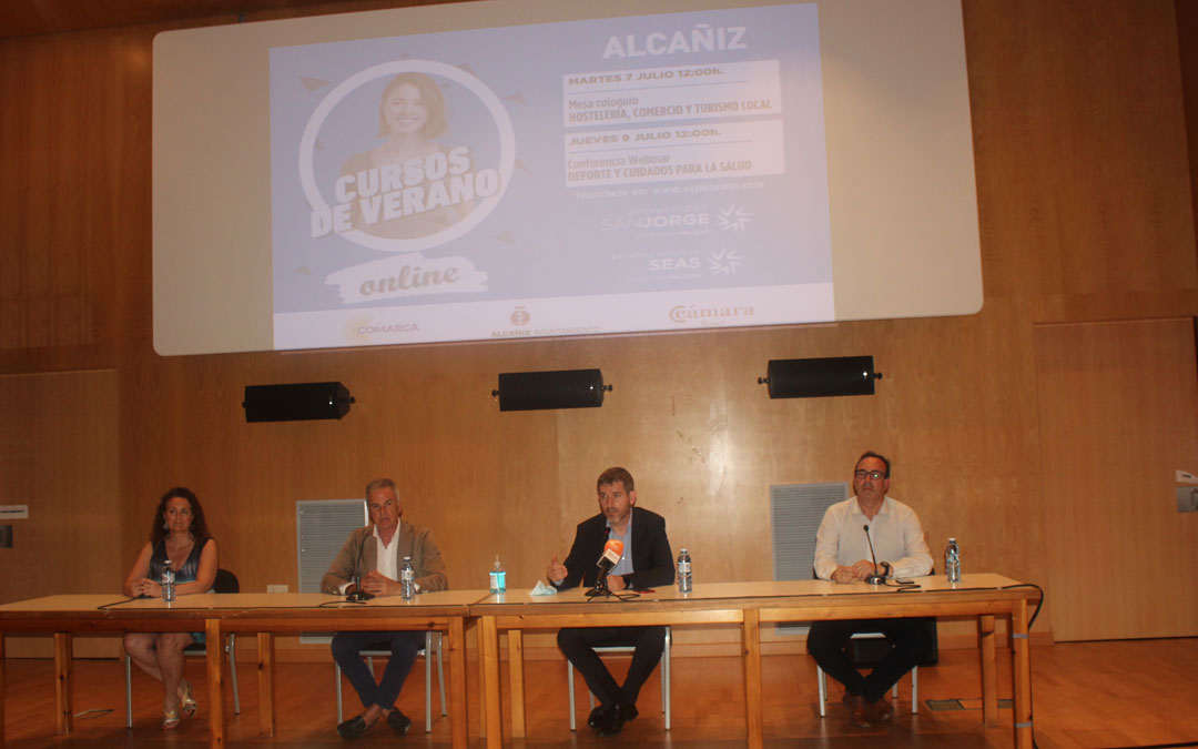 Presentación de los cursos de Alcañiz este miércoles con Celia Marcén, decana de la Facultad de Ciencias de la Salud de la Universidad de San Jorge; Raimundo Cubeles , presidente del Grupo de Comunicación La Comarca y vicepresidente de la Cámara de Comercio de Teruel; Ignacio Urquizu, alcalde de Alcañiz; y Raúl de las Heras, director de comunicación del Grupo San Valero / L. Castel