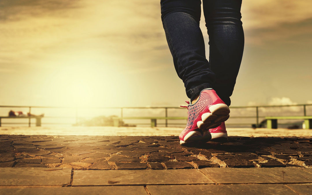 Caminar es una de las actividades saludables. / Banco imágenes