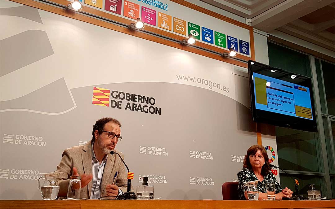 El director general de Desarrollo Rural, Jesús Nogués, y la jefa del Servicio de Modernización de Explotaciones, María José Poblet, en la rueda de prensa del informe denominado “Análisis del apoyo a las rentas agrarias en Aragón”./ DGA
