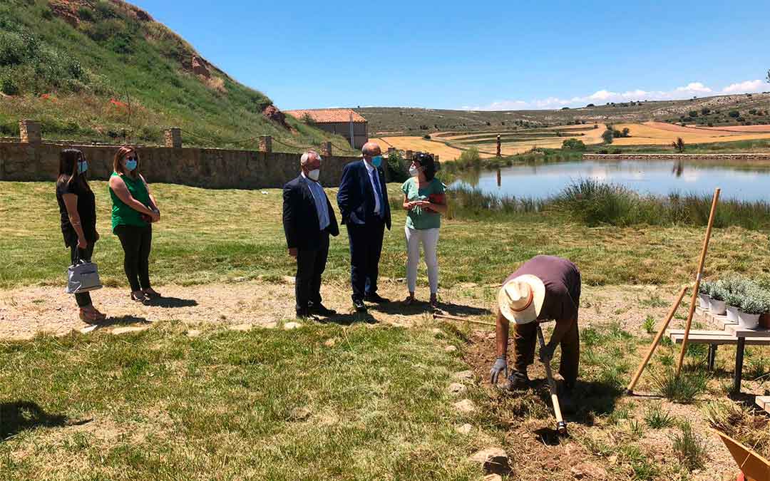 El presidente Manuel Rando en su reciente visita a Camañas con la alcaldesa, Sara Ros, y el presidente de la Comarca Comunidad de Teruel, Samuel Morón./ DPT