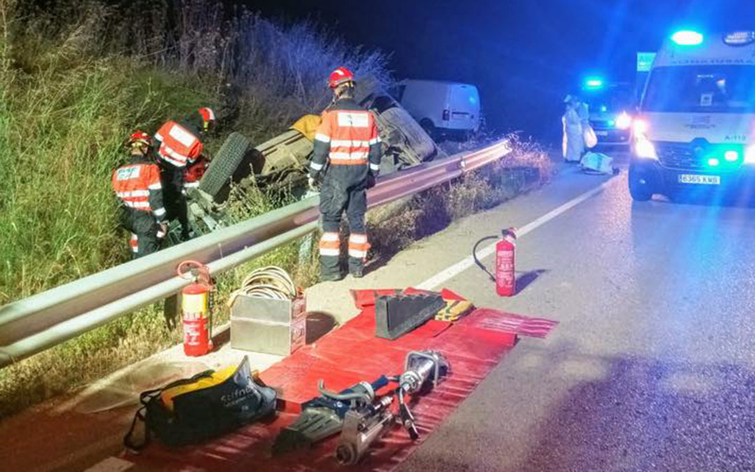Bomberos de la DPT trabajando en el lugar del accidente. BOMBEROS TERUEL