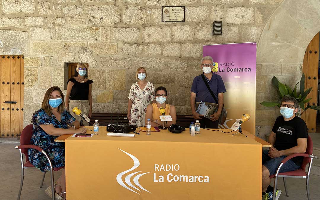 Invitados al programa especial de Radio La Comarca emitido desde el Ayuntamiento de Mas de las Matas./ L.C.