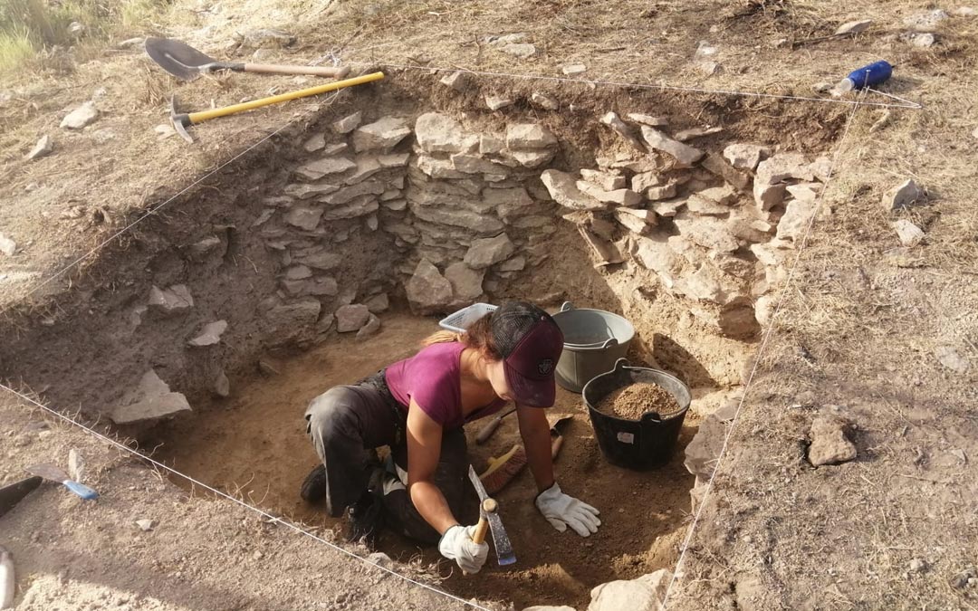Una de las arqueólogas trabajando en las tareas de excavación en el yacimiento de Cabezo de San Pedro de Oliete./Jaime Vicente