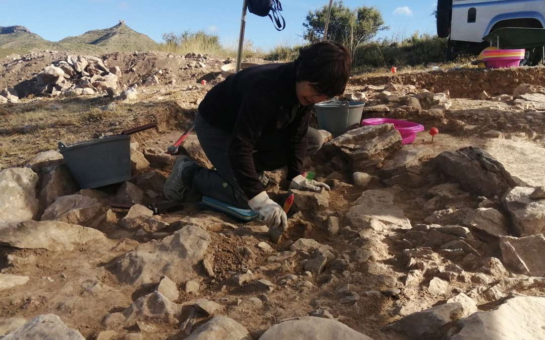 Una de las expertas arqueólogas realizando tareas de excavación./J. Vicente
