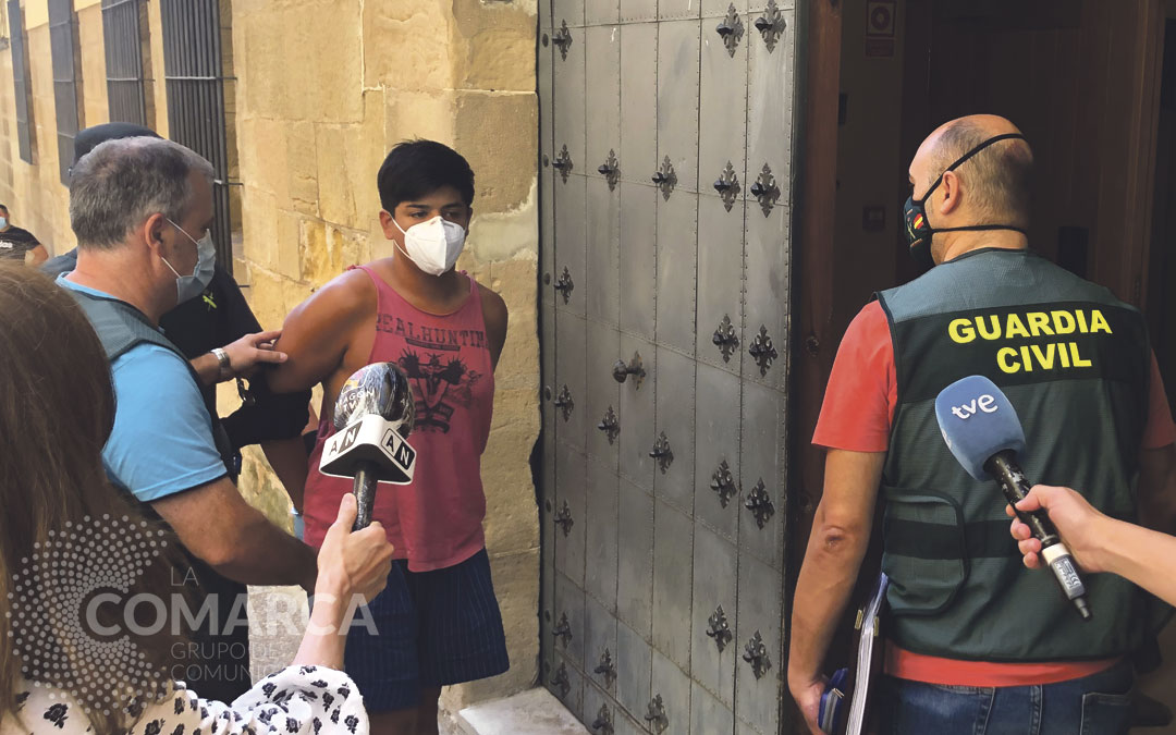 El joven J.M.M. entrando este miércoles por la mañana a los Juzgados de Alcañiz / Firma: L. Castel