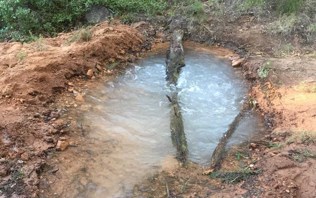 La gran presión con la que salía el agua provocó un charco de grandes dimensiones.