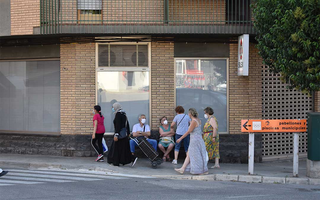 Los vecinos de Caspe, con su mascarilla obligatoria dentro de la fase 2 "flexibilizada"./ L. Q.